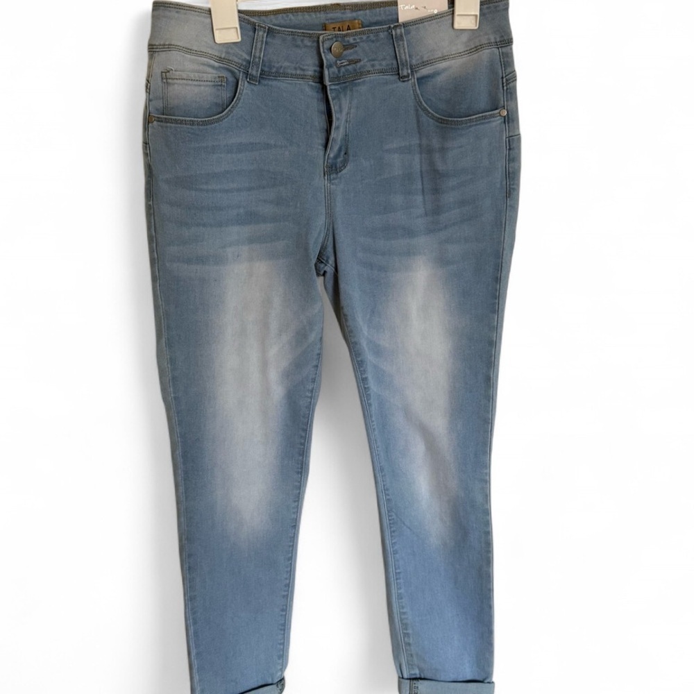 Brand New With Tags Lightwash Stretchy TALA Size 8 Skinny Jeans with Pockets